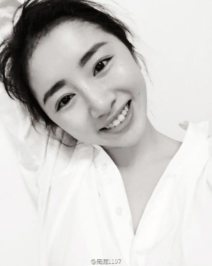 中新网3月29日电 昨晚,艺术体操名将周捷在微博中晒出美照,照片中她