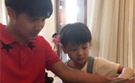 田亮与儿子抢电脑网友感叹父子神似颜值高(图)