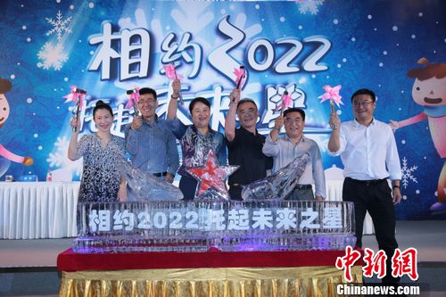 移动冰场进北京朝阳校园前花滑世界冠军张丹点赞