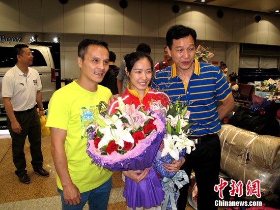 中国蹦床队回京李丹省队教练称其发挥“完美”