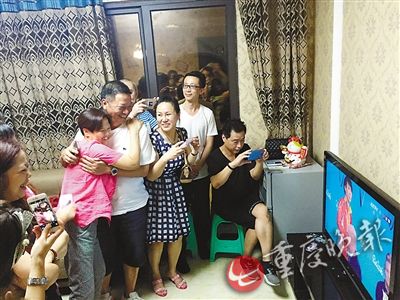 施廷懋爸妈要用正宗火锅犒劳女儿:娃儿还没对象