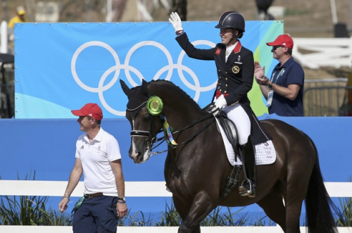 英骑手蝉联马术冠军男友赛场急问:能结婚了吗