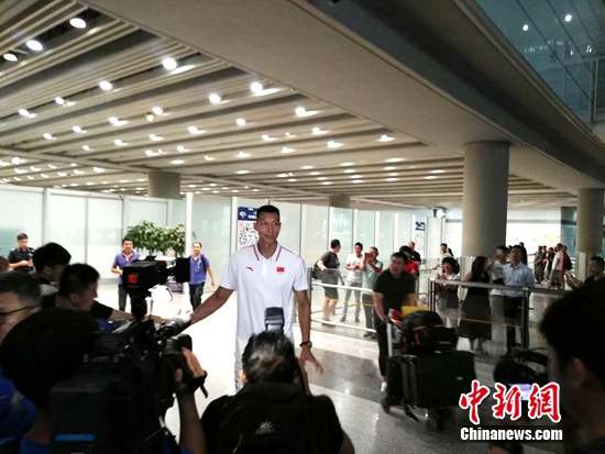 易建联回京:男篮五战全负让大家看到问题