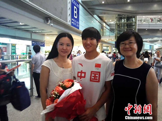 奥运女子帆板银牌得主陈佩娜抵京笑称想换奖牌颜色