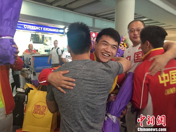 中国举重队归国首都机场现“豪华”接机团
