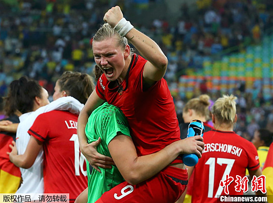 德国女足2-1胜瑞典历史上首次获得奥运女足金牌