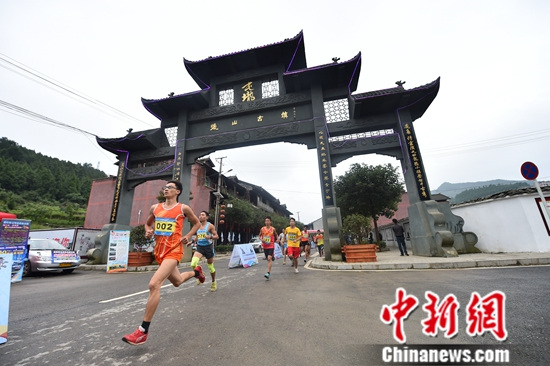 ����ɽ�ؾ�����ս�����ڹ��ݽ�ɳ��ǹ30������Ӳμ�