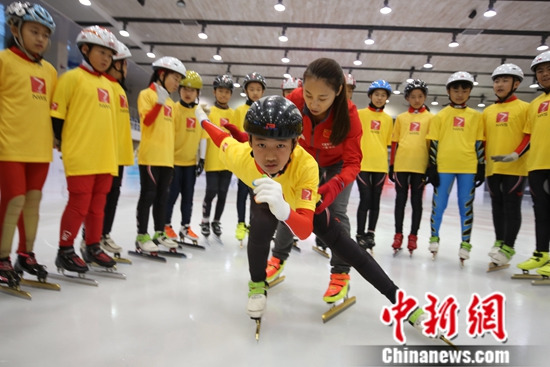 全国轮转冰选拔赛暨速滑训练营开营李琰亲临指导