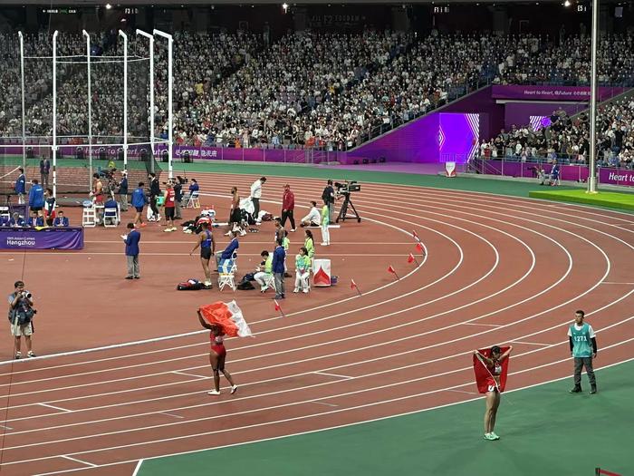 女子200米新加坡选手尚蒂夺冠中国选手李玉婷获银牌