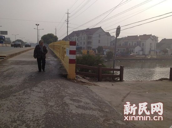 上海一轿车坠河致3人遇难或因司机酒驾(图)
