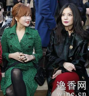 金喜善和赵薇亲密合影美女曝能喝两瓶红酒(图)