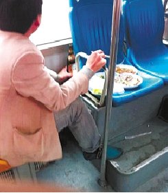 宁波公交惊现“酒哥”车上喝酒吃“大餐”(图)