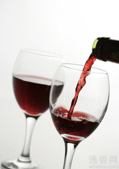 “山寨”阻葡萄酒发展酿酒师砸空瓶不给造假机会