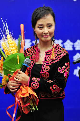 彝人制造曲比阿乌推新专辑捐助建立绿书架3