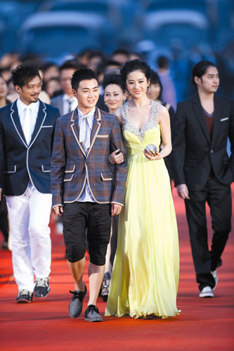 刘亦菲手挽余少群