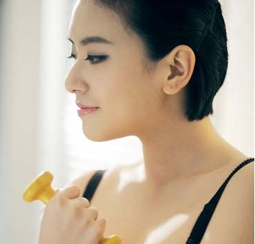 让子弹飞大胸女走红穿比基尼秀身材图