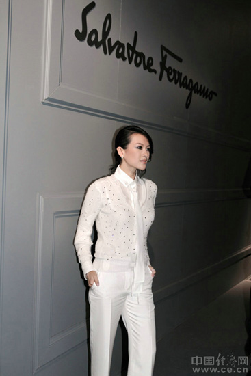 章子怡现身米兰时装周白色裤装精致干练组图