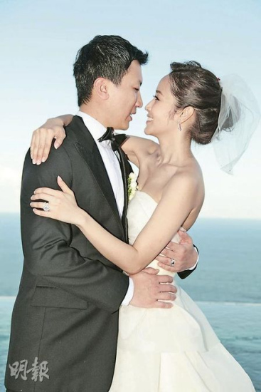侯佩岑在70位挚亲祝福下在巴厘岛结婚,实现了她梦想中的婚礼.