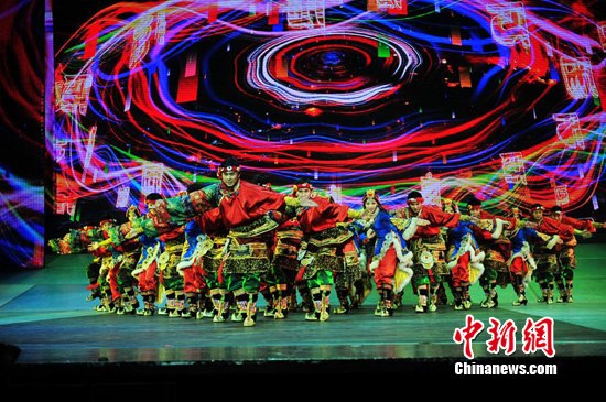 谭晶惊艳亮相歌舞晚会《以青春的名义》(图)