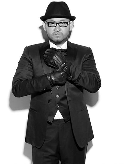 姜武穿西装戴黑帽变潮男自称十几岁就很时髦(图)