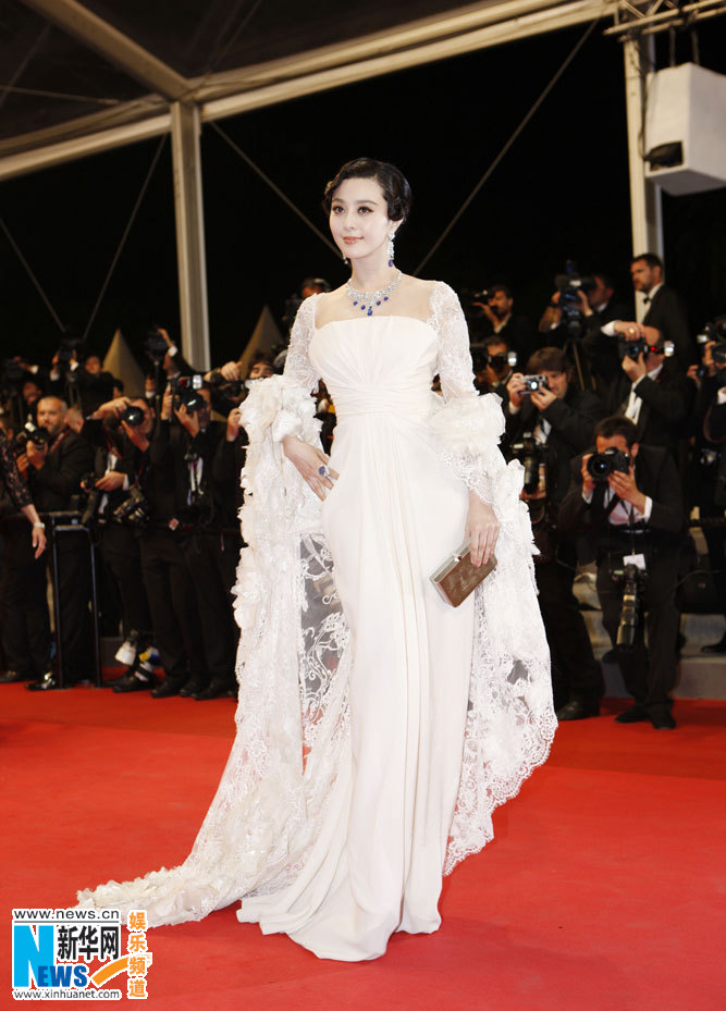 范冰冰蕾丝晚礼裙惊艳戛纳雪白如月宫仙子(组图)(7)