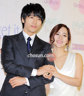 组图韩星柳真与奇太映举行结婚记者会