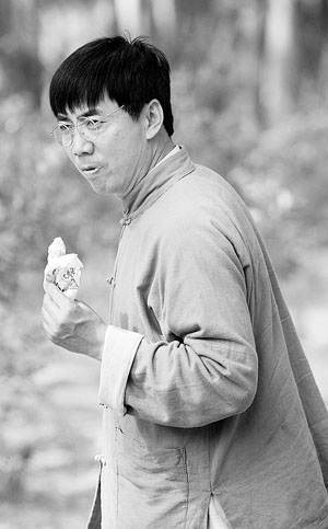 范明自认是话唠新剧片场领导范儿十足