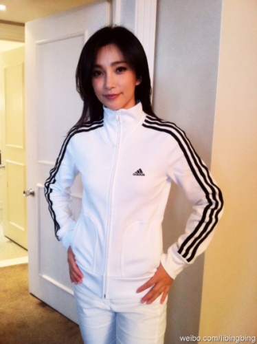 李冰冰曝光巴萨曼联训练照 赞梅西黄球鞋耀眼(图)——中新网