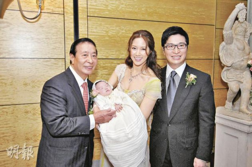 港媒传千亿媳妇徐子淇提前剖腹诞男婴
