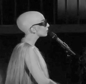 LadyGaga��ͷ�����ع��˿ֱ����̫��⡱��ͼ��