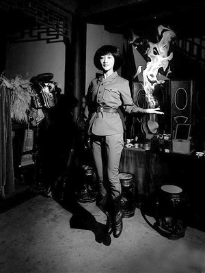 《新四军女兵》演员被批另类 导演:女兵也赶潮流——中新网