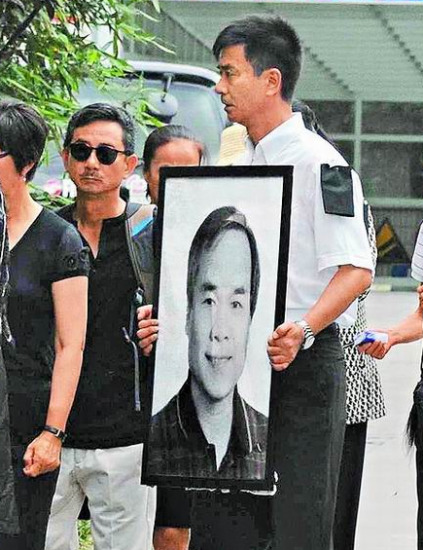 邓育昆遗体火化刘雪华哭喊爸爸告别组图