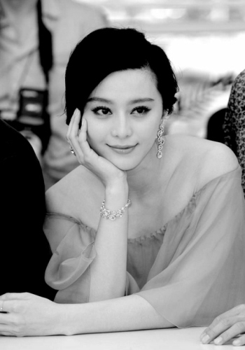 �����顷Ů�ǽ���ڷ����������Ⱥ������ֽ�