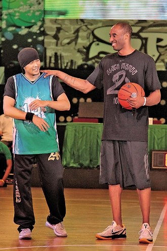 篮球巨星科比·布莱恩特跨界合作,带领陈建州,吴尊,飞轮海组合,林俊杰