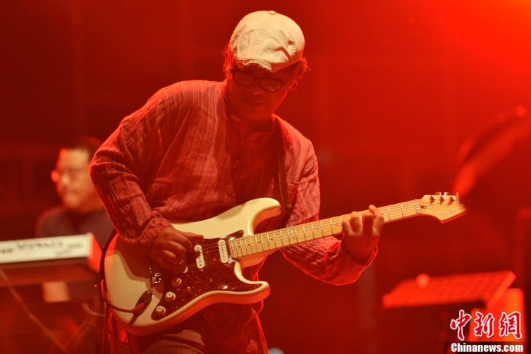 �޽�ѹ���ű����ֽ�����8����Ů�������裨ͼ����3��