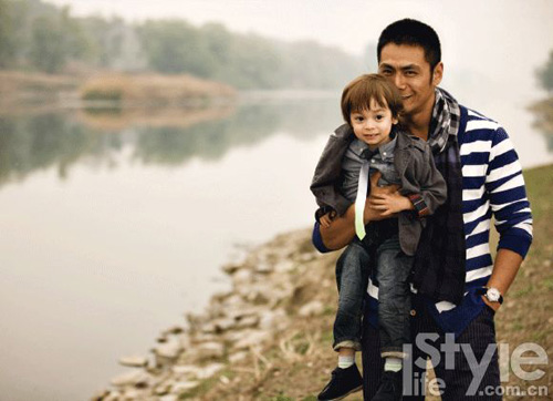 邵兵与模特野外拍温馨写真称艺术家要二图