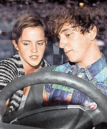 赫敏疑恋上卷发男子两人交谈甚欢图