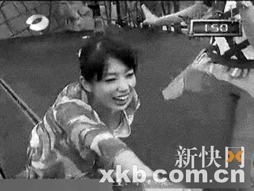 疑似"走光"视频截图【点击查看其它图片】近日,一段关于湖南卫视室外