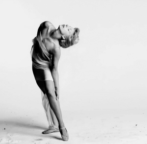 LadyGaGa����Ŀ�ع����մ���Ь�ĺڰ�д�棨ͼ����2��