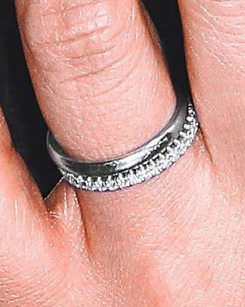 ����Ӣ����䴩���·��ϻ�����ж��Ϲ�Ȣ�Լ���2��