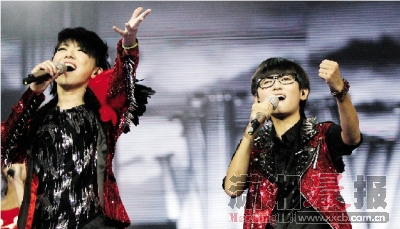 ����ϣ��ڳ�Ů̸δ����չ���øм���˿̧�٣�ͼ��