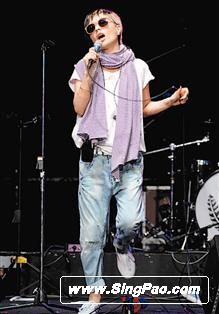 ���¹�ϣ��Ů�ѷ��ֺγ��ǣ�Ӧ���кܶ�Ů������