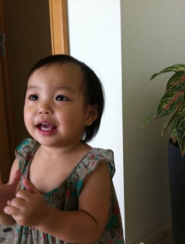 赵薇老公晒女儿长牙萌照胖嘟嘟大眼睛像母亲图