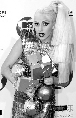 LadyGaga������MTV���ֽ������ֿ����holdȫ��