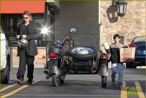 布拉德皮特携子超酷出行骑古董摩托商店购物