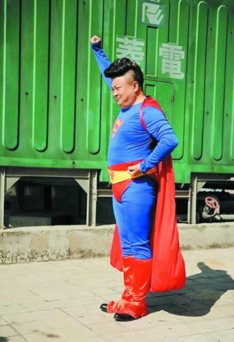 洪剑涛“超人”造型搞笑梳飞机头啤酒肚凸出(图)