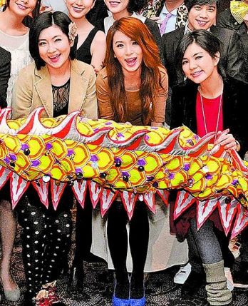 Selina伤愈携同门共享年终宴70位员工抽奖300万