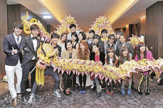 Selina兴奋舞66公斤祥龙贺喜笑年会像结婚(图)