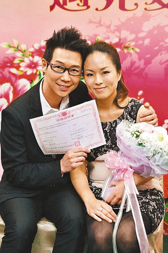 品冠与女友登记结婚亲创情歌《执子之手》(图)