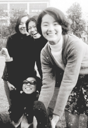 林青霞赴同学会心情大好手挽好友开怀大笑(图)